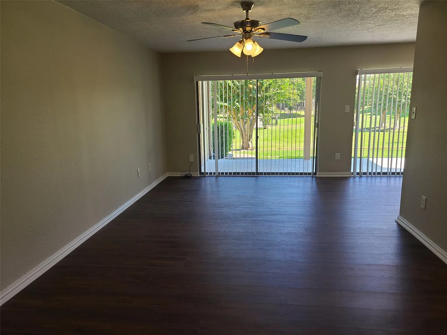 1 bed, 1.0 bath, 795 sqft, $1,300 — Photo 2
