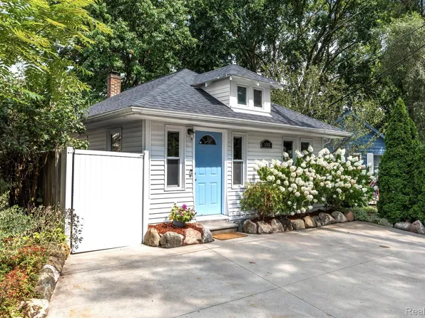 1865 Cass Lake Front Rd, Keego Harbor, MI 48320