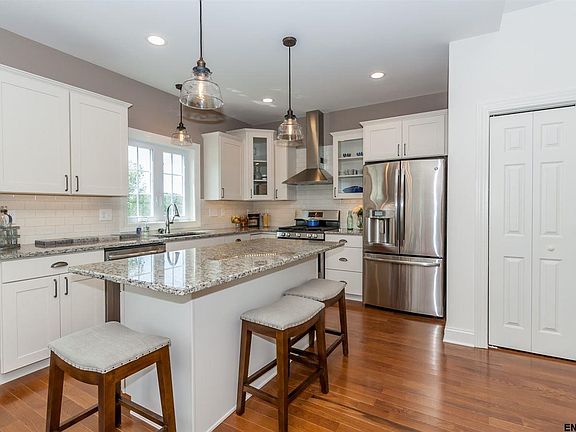 4th image of 11 Woodlake Dr