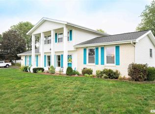 2302 Sheridan Rd, Pekin, IL 61554