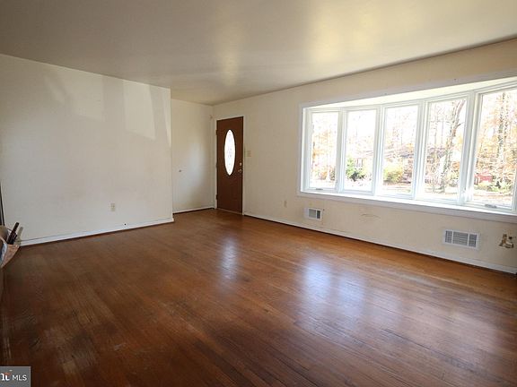 3rd image of 9298 Rollingwood Dr