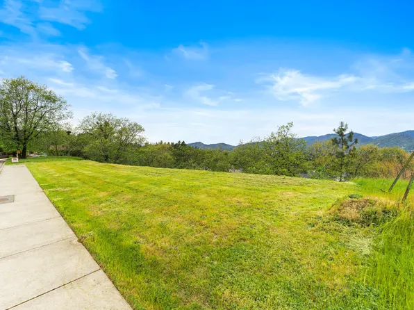 2237 SE Linden Ln, Grants Pass, OR 97527