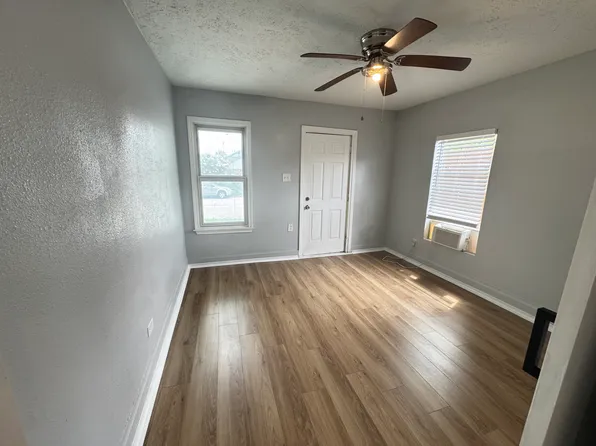 208 E Sterling St, Baytown, TX 77520
