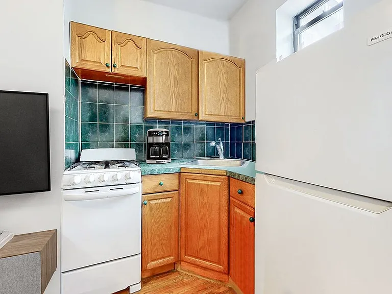 239 E 24th St #3 — Photo 3