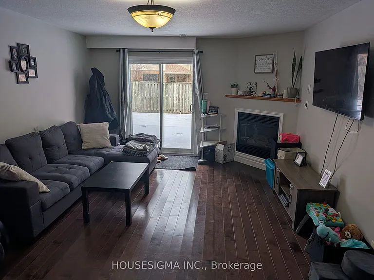 90 Penelope Dr — Photo 2