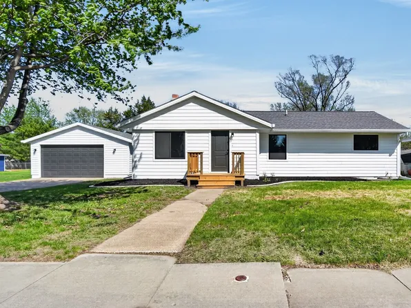 715 4th St, Waukee, IA 50263