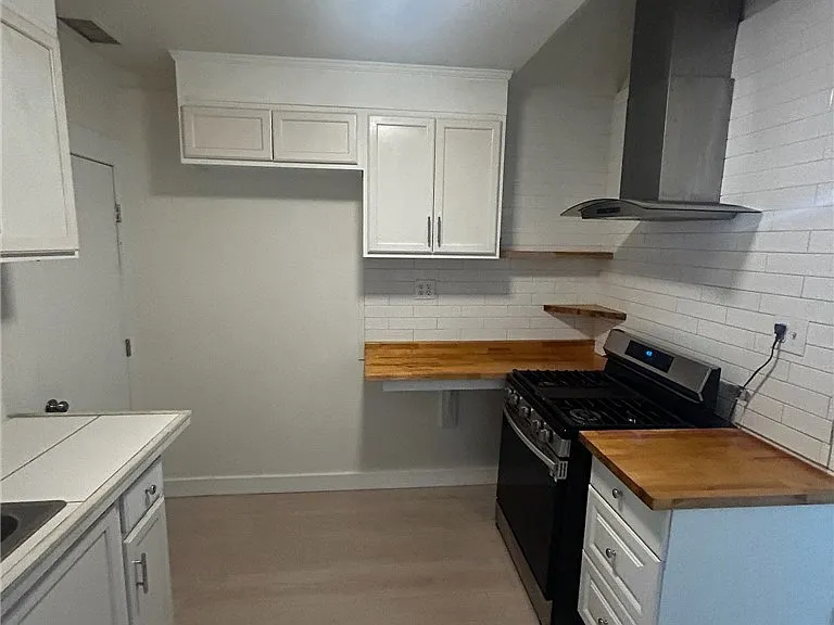 3307 Spruce St — Photo 5