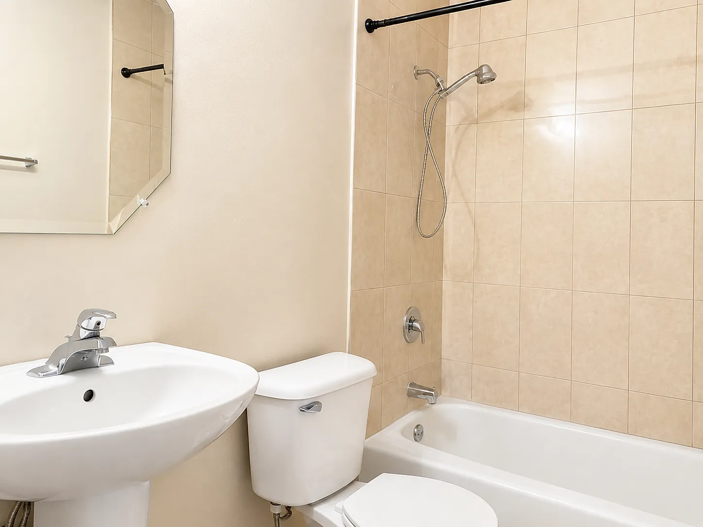2 bed, 1000 sqft, $2,060 — Photo 3
