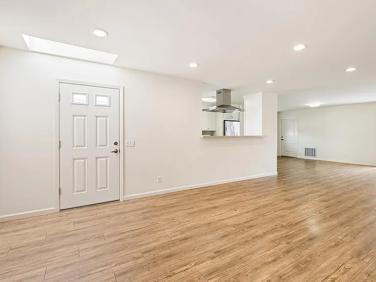 222 Mortimer Ln — Photo 8