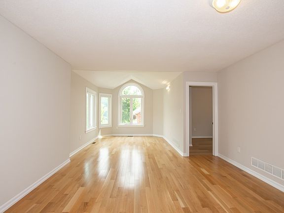 3rd image of 30 Madison Ct E