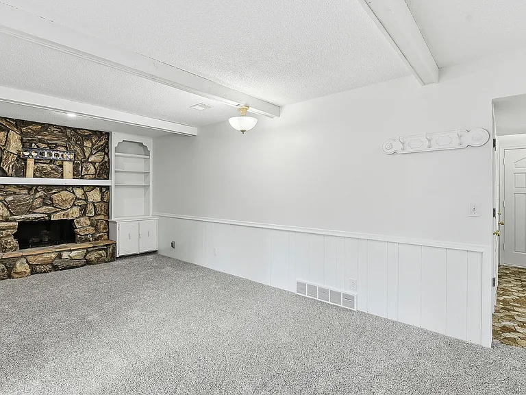 2217 S 164th Cir — Photo 14