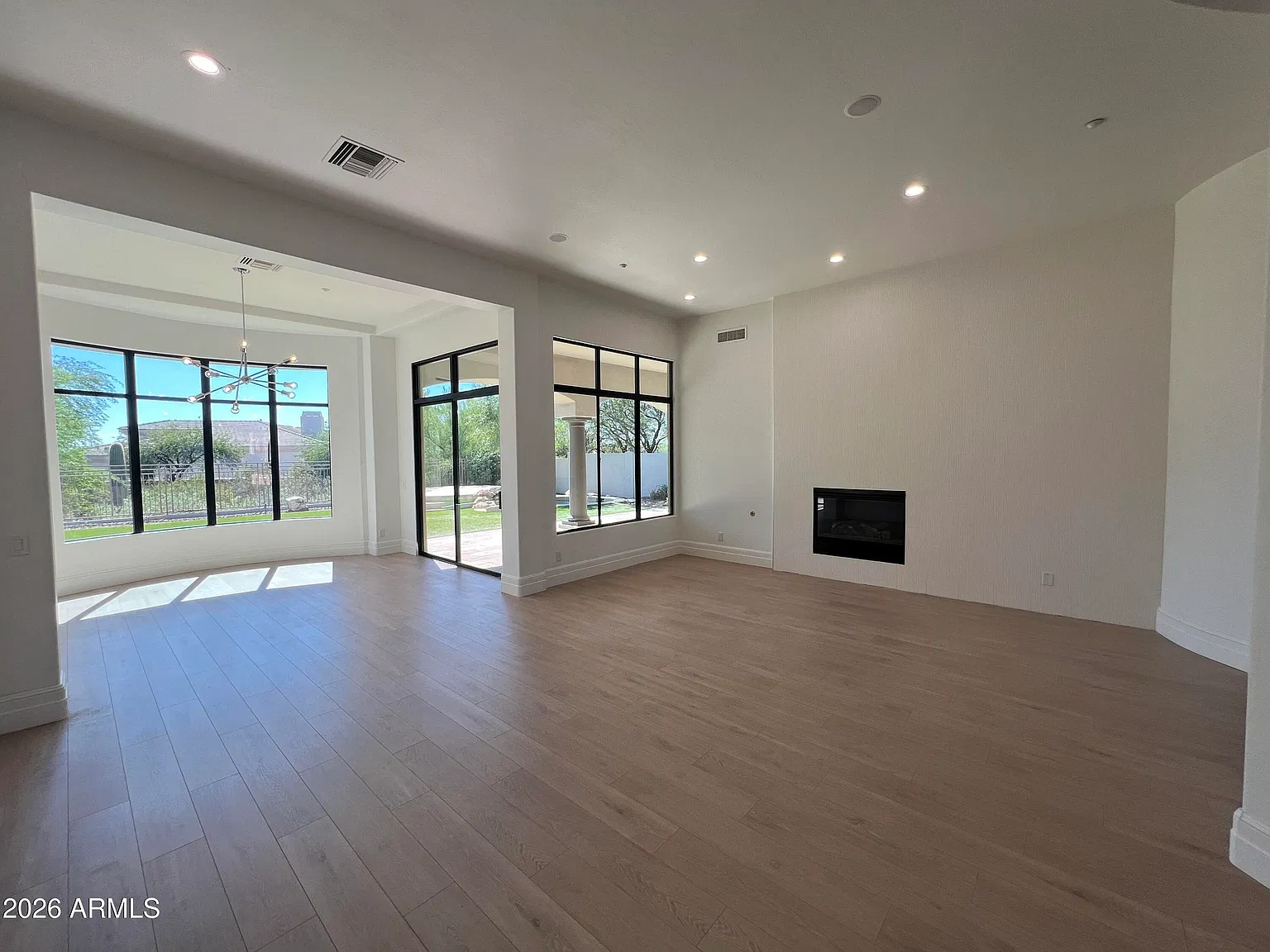 3 bed, 3.5 bath, 3958 sqft, $7,500 — Photo 4