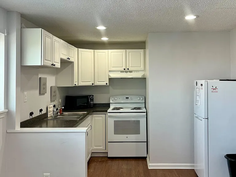 Holiday Meadows Apartments — Photo 28