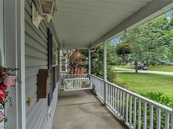 4th image of 129 Goodhue Dr