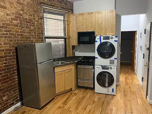 2nd image of 17 Saint Marks Pl APT 2