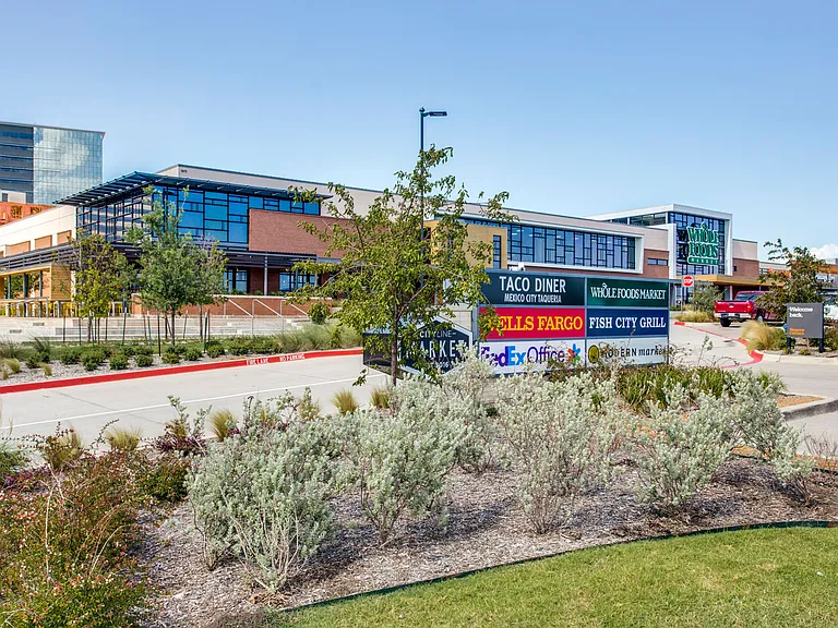 Walking Distance to CityLine Market with over 20 Restaurants and Businesses including Whole Foods Market, CVS Pharmacy, Taco Diner and Salon, Spa, Dental, Chiropractic, Banking and Fitness Services