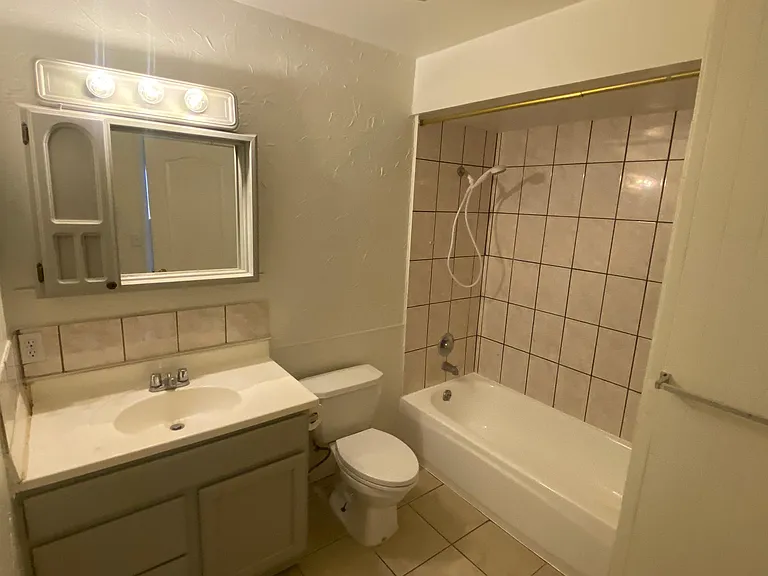 4048 W Glendale Ave — Photo 9