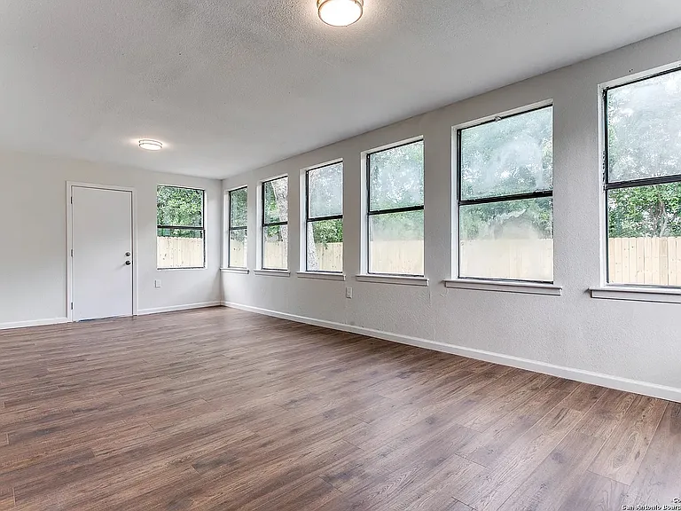 8214 Banbury Dr — Photo 12
