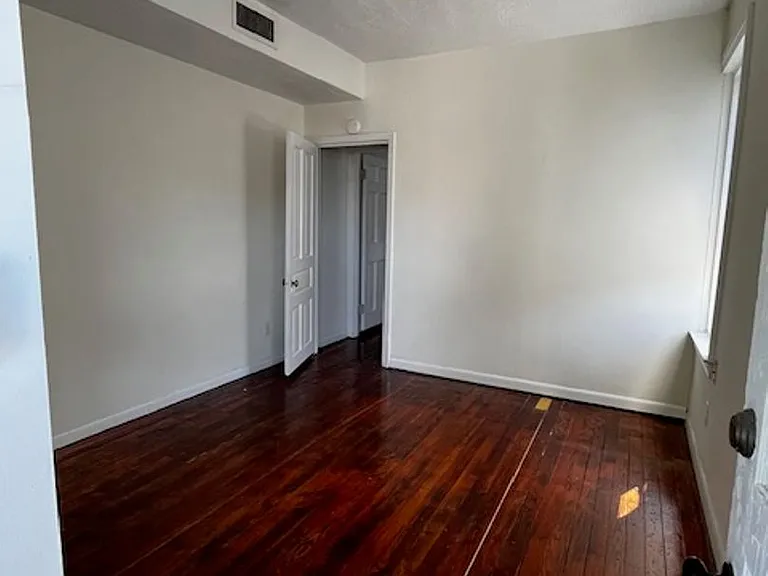 139 E Philadelphia St — Photo 3