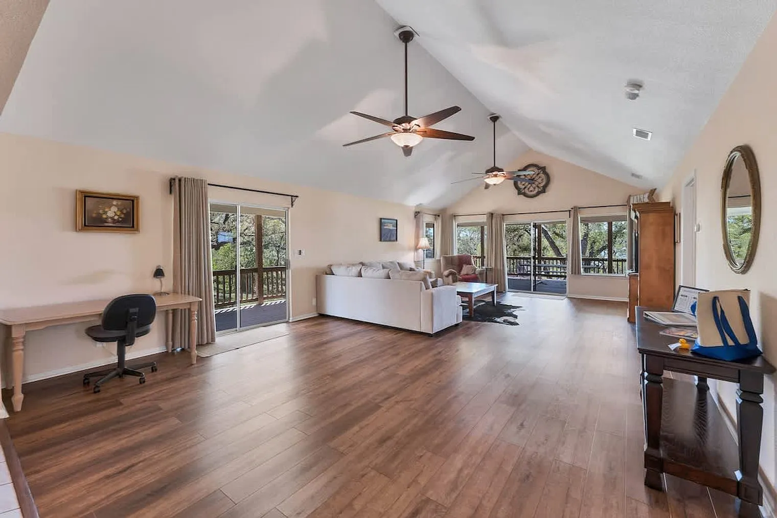3 bed, 2.0 bath, 2195 sqft, $4,724 — Photo 2