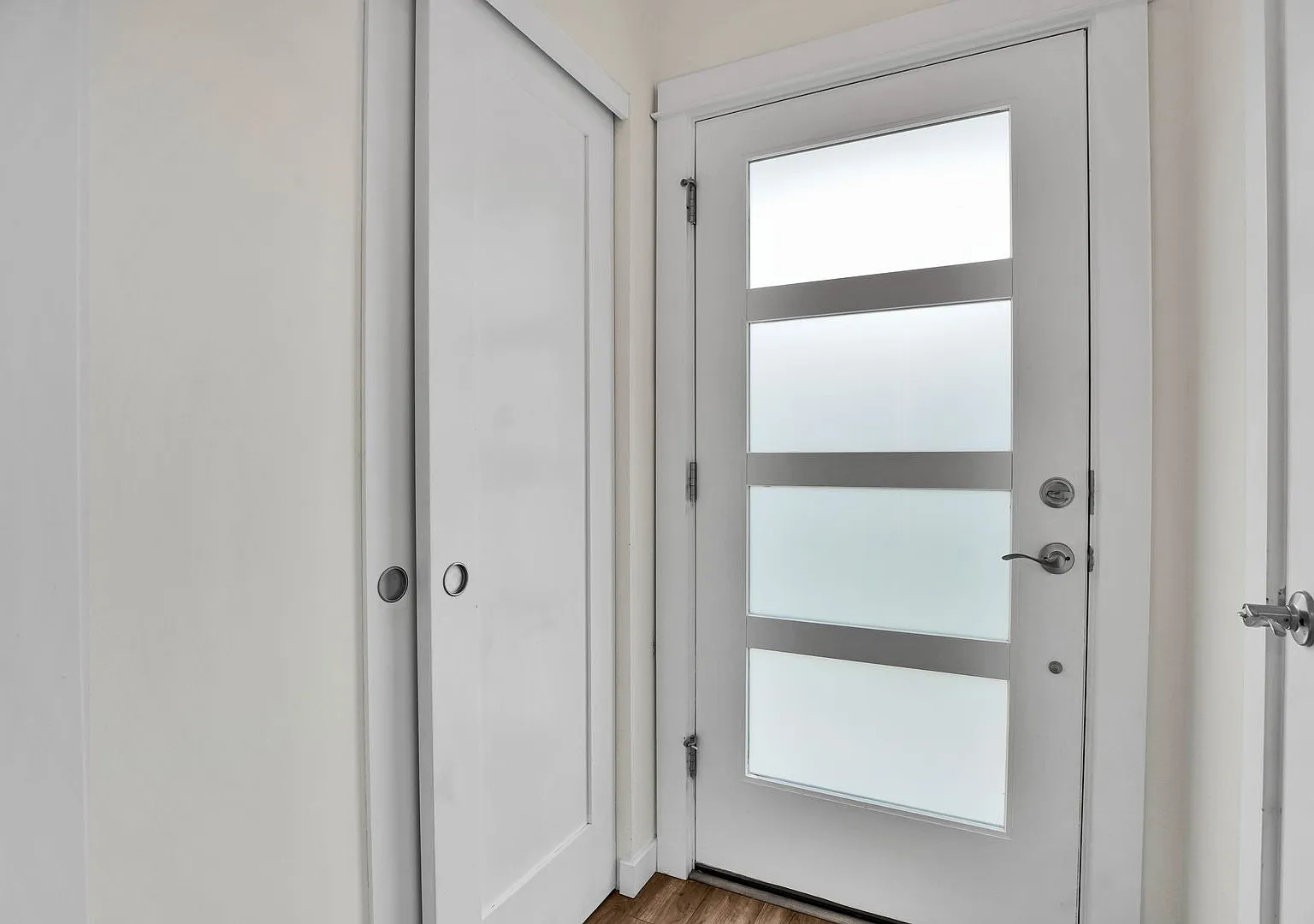 Modern 3 Bedroom End-Unit Townhouse with Stainless Steel Kitchen, Attached Garage & Patio — Photo 3