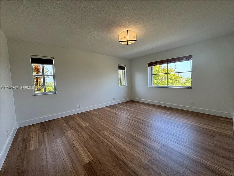 1653 Winterberry Ln — Photo 5