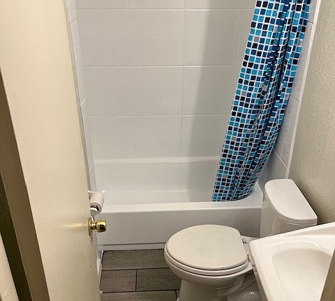 4th image of 5020 College Ave Room 2