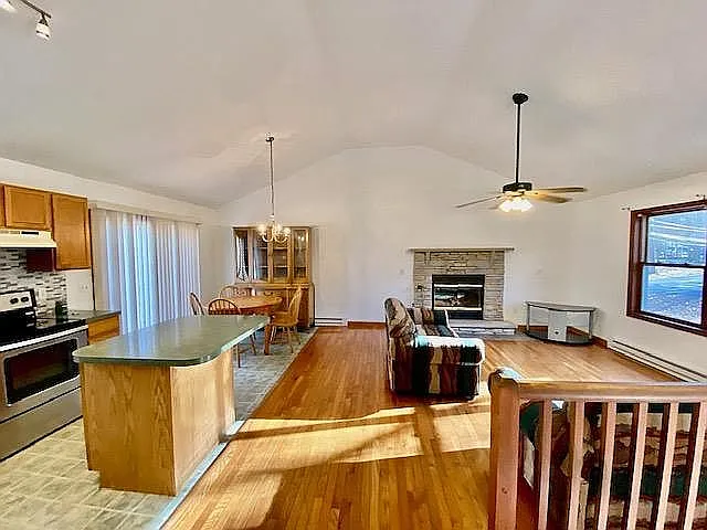 4 bed, 2.5 bath, 1860 sqft, $2,200 — Photo 3
