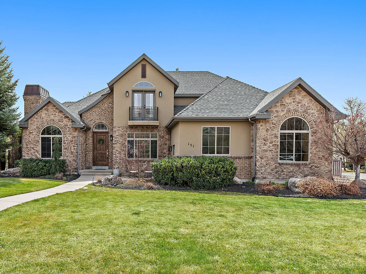 5 bed, 5132 sqft, $5,200 — Photo 1