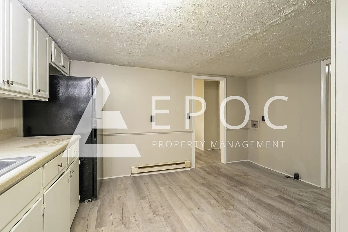 516 Alexander St — Photo 2