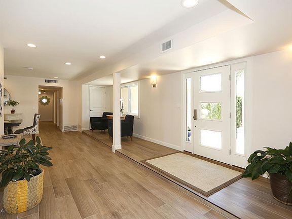 Foyer-Sitting Areaw