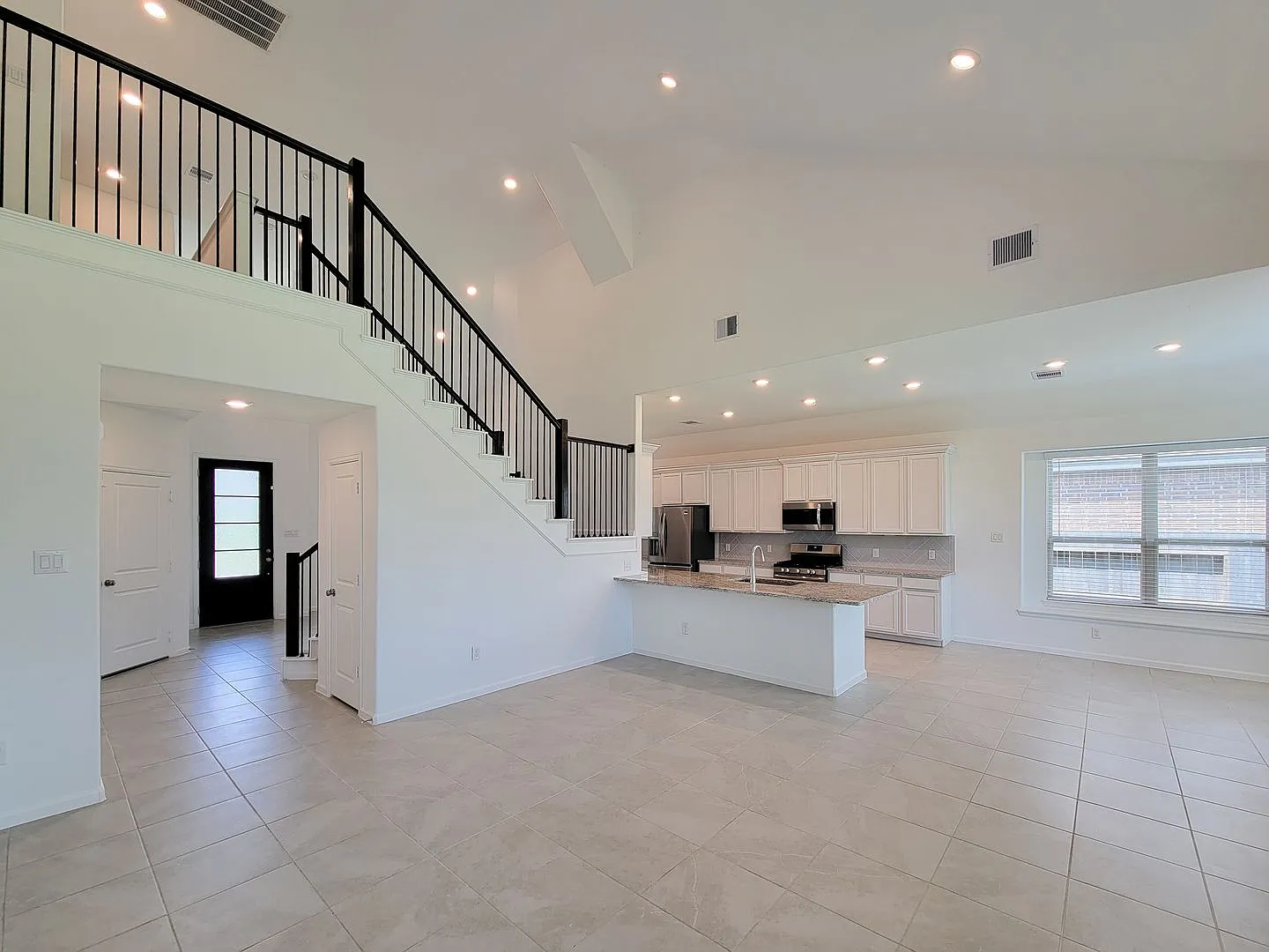 Beautiful 2-story home in Royal Brook at Kingwood featuring 4 bedrooms and 2.5 bathrooms — Photo 4