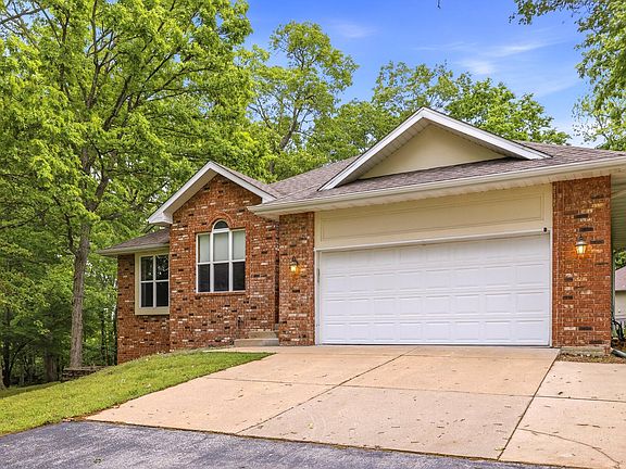 2nd image of 123 Oak Tree Circle