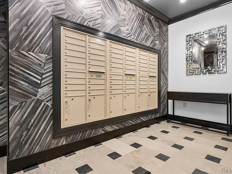 525 W Lafayette Blvd #C21 — Photo 23