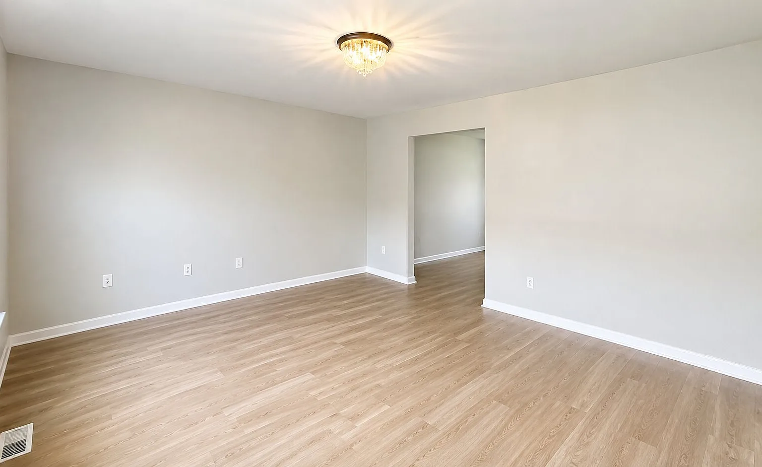 Spacious 4BA Colonial with Modern Finishes for Rent! — Photo 3