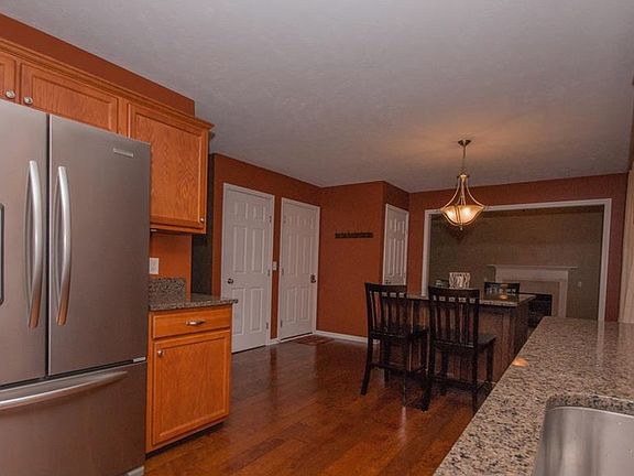 3rd image of 1054 Charleton Dr