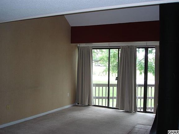 3rd image of 1071 Lancaster Blvd APT 3