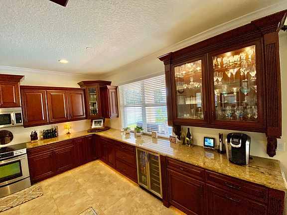 4th image of 1065 Cady Cir