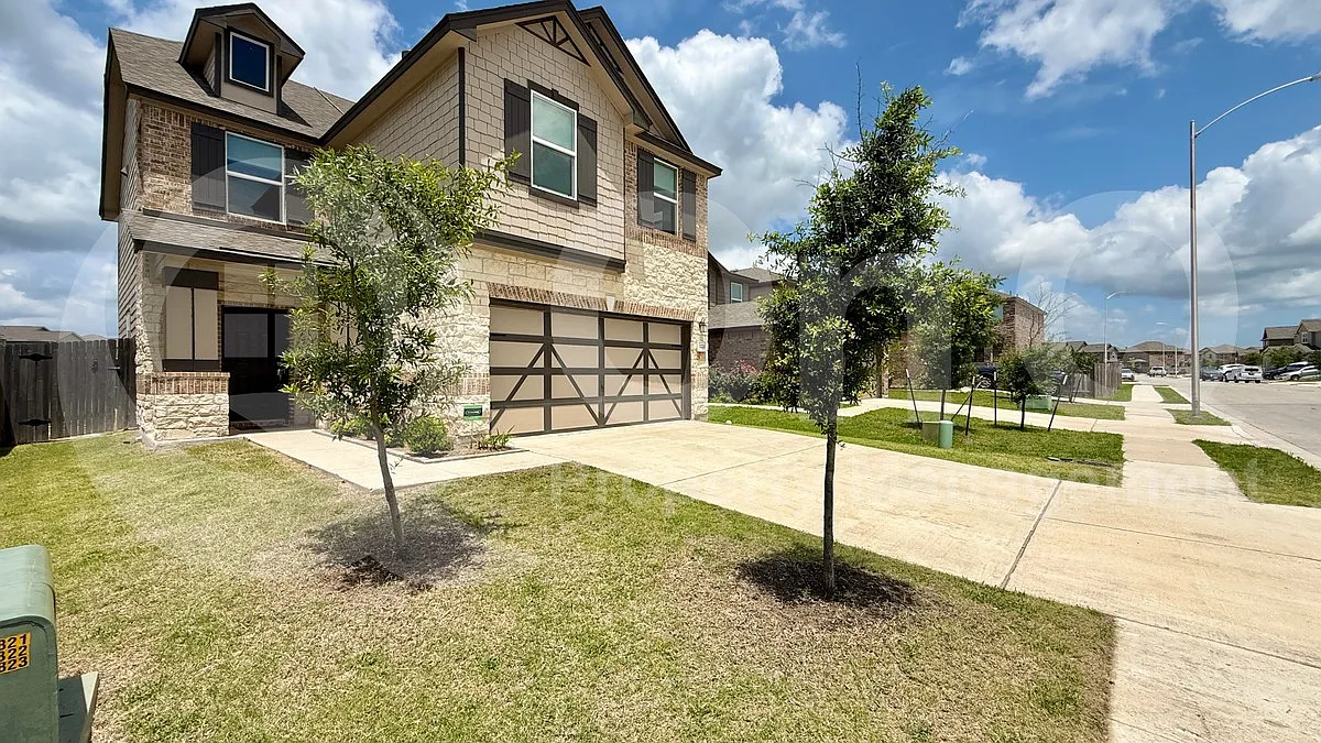 3 bed, 2.5 bath, 2068 sqft, $2,100 — Photo 3