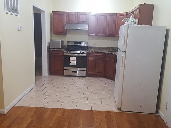 3rd image of 826 Newark Ave