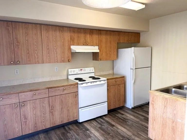 Midland 4-Plex 151 — Photo 6