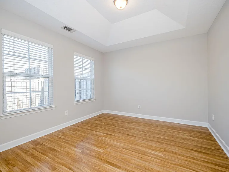 304 York Ln — Photo 18