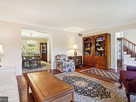 4th image of 105 Saratoga Waye NE