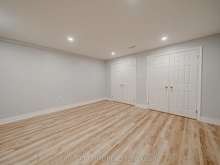 3 Glenayr Rd #LOWER — Photo 32
