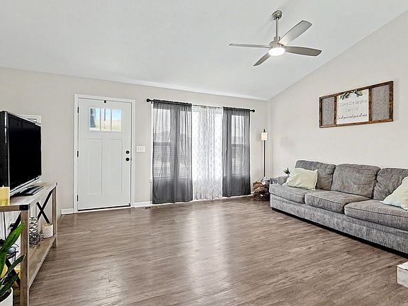 5th image of 881 N Cloverleaf St