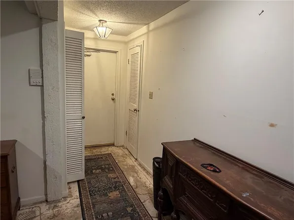 10704 Glenwood St APT B, Overland Park, KS 66211