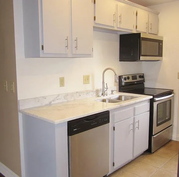 311 S Poplar St — Photo 4
