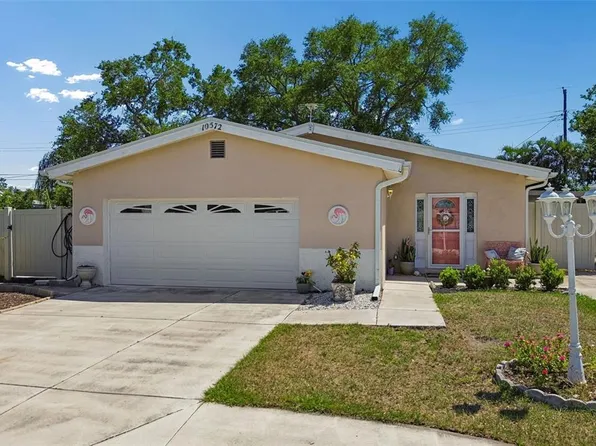 10572 Blossom Lake Dr, Seminole, FL 33772