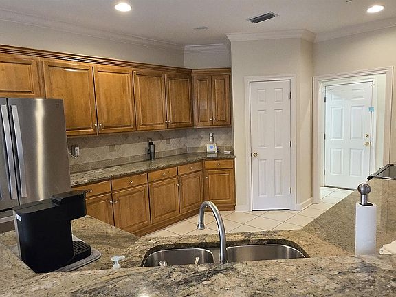 5th image of 403 Clubhouse Dr