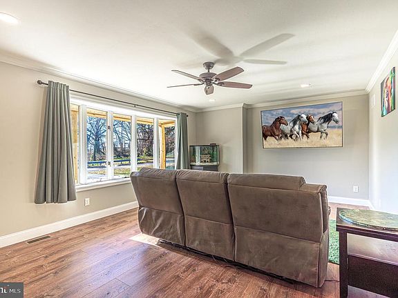 4th image of 1122 Linda Ln